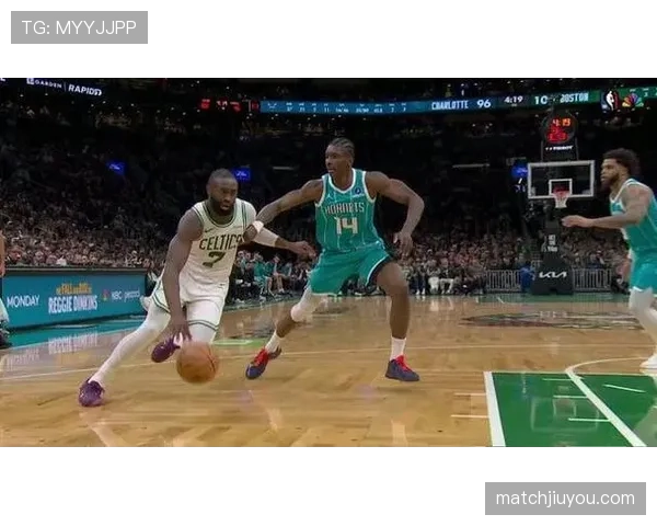 NBA翻腕违例判定细节解读：如何识别与避免这个常见争议动作？