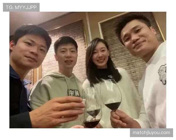 孙一文训练完顺手拎了杯奶茶，这自律和放纵的切换也太丝滑了吧